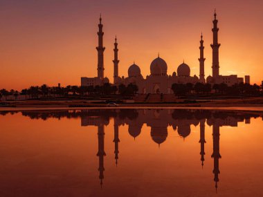 20 Mart 2023, Abu Dabi, BAE: Şeyh Zayed, Birleşik Arap Emirlikleri 'nin başkenti Abu Dabi' deki BAE 'nin en büyük camii. Dünyanın en büyük üçüncü camii. Gün batımında güzel bir fotoğraf
