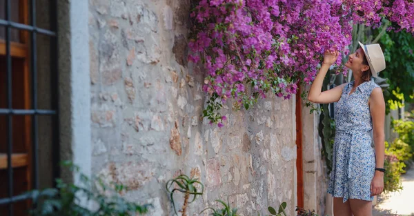 Blooming Bougainvillea Streets Old Town Bodrum Turkey Happy Traveler Woman — Stock Photo, Image
