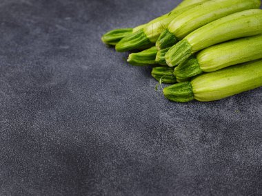 Taze kabak, yerel çiftçi pazarında yeşil sebzeler taze toplanmış kabak, yaz kabağı. Çiğ salata ya da pişmiş, çok yönlü, hassas ve hafif yemeklere eklenmesi kolay.
