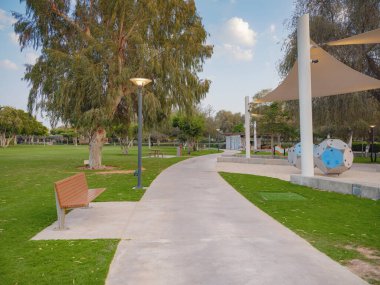 Abu Dabi BAE 'deki Al Emarat Parkı' nda büyük yeşil bir akşam parkı. Kapalı köşkü ve botanik bahçesi olan park