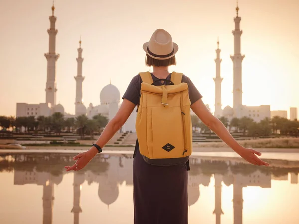 Resor Till Förenade Arabemiraten Happy Ung Asiatisk Kvinnlig Resenär Med — Stockfoto