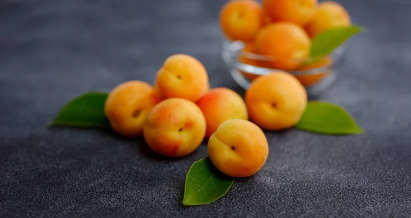 Köstliche Reife Frische Saftige Aprikosen Auf Schwarzem Hintergrund Nahaufnahme Auswahl — Stockfoto