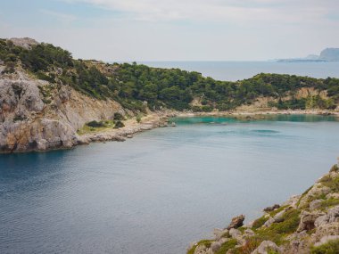 Anthony Quinn körfezi, Yunanistan 'ın Rodos adasında berrak suyla birlikte. Rhodes Adası 'nın en güzel kumsalı..