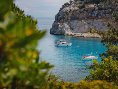 Anthony Quinn körfezi, Yunanistan 'ın Rodos adasında berrak suyla birlikte. Rhodes Adası 'nın en güzel kumsalı..