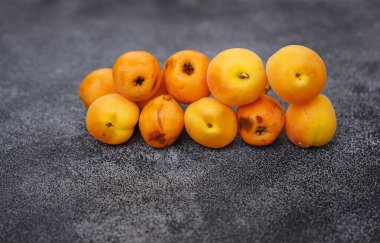 Kusurlu ama lezzetli kayısı ve Loquat Medlar. Çevre dostu koşullarda böcek ilacı eklenmeden yetişir..