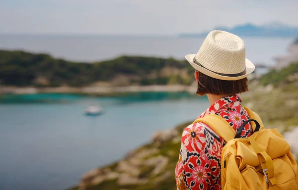 Donna Asiatica Cappello Guarda Viste Baia Azzurra Mare Mediterraneo Concetto — Foto Stock