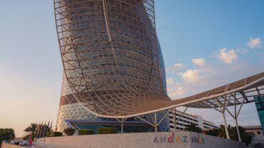 Abu Dhabi, BAE - 19 Mart 2023: Başkent Kapısı Kulesi, Dünya 'nın En Uzağı İnsan Yapımı olarak onaylanmıştır. İş alanının göbeğindedir..