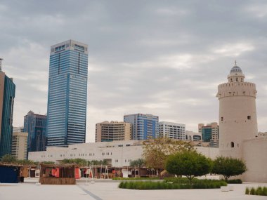 Abu Dabi, BAE - 19 Mart 2023: Modern Qasr al Hosn miras müzesi ve modern gökdelenler. Abu Dabi şehrinin ünlü simgeleri,