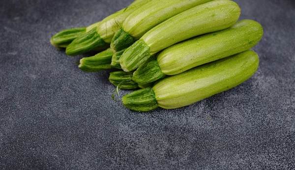 Zucchine Fresche Verdure Verdi Sul Mercato Contadino Locale Zucchine Appena — Foto Stock