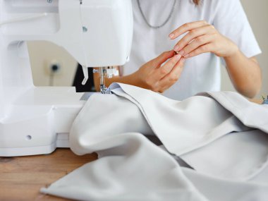Moda, kumaş ve dikiş, küçük işletmelerde çalışan yaratıcı fikirleri olan ve ev stüdyosuna odaklanan kadın. Yaratıcılık, girişim ve tasarım, terzi veya tasarımcı dikiş, genç girişimci.