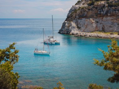 Anthony Quinn körfezi kristal berrak su ve Yunanistan 'ın Rodos adasında Luxurios yatıyla. Rhodes Adası 'nın en güzel plajı ve en popüler turistik mekanı. Deniz yolculuğu ve yaz cenneti konsepti