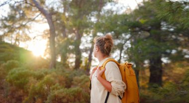 Seyahat ve aktif yaşam tarzı konsepti. Dağlarda yürüyüş yapan mutlu kadın, Fethie, Türkiye. Genç bayan yürüyüşçü güler, spor yapar ve sonbaharda veya ilkbaharda yürüyüşe çıkar..