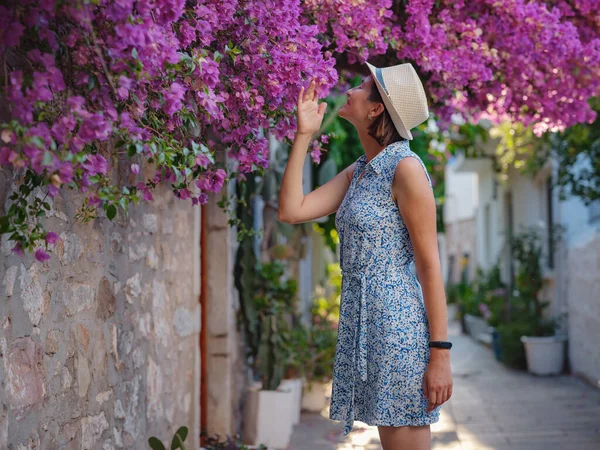 Blooming Bougainvillea Streets Old Town Bodrum Turkey Happy Traveler Woman — Stock Photo, Image