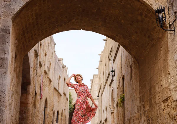 Viaje Verano Isla Rodas Grecia Joven Mujer Asiática Vestida Rojo —  Fotos de Stock