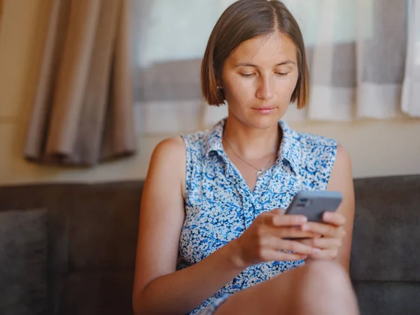 Mujer Joven Relajada Sosteniendo Teléfono Inteligente Utilizando Aplicación Móvil Mensajes —  Fotos de Stock