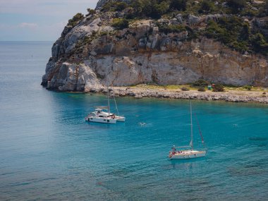 Anthony Quinn körfezi kristal berrak su ve Yunanistan 'ın Rodos adasında Luxurios yatıyla. Rhodes Adası 'nın en güzel plajı ve en popüler turistik mekanı. Deniz yolculuğu ve yaz cenneti konsepti