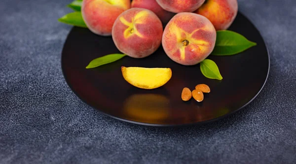 Stock image Harvest of peaches for food or juice. fresh organic fruit, vegan food. Large peaches on dark table background, selective focus.