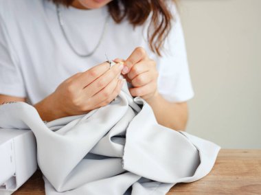 Moda, kumaş ve dikiş, küçük işletmelerde çalışan yaratıcı fikirleri olan ve ev stüdyosuna odaklanan kadın. Yaratıcılık, girişim ve tasarım, terzi veya tasarımcı dikiş, genç girişimci.