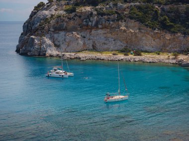 Anthony Quinn körfezi kristal berrak su ve Yunanistan 'ın Rodos adasında Luxurios yatıyla. Rhodes Adası 'nın en güzel plajı ve en popüler turistik mekanı. Deniz yolculuğu ve yaz cenneti konsepti