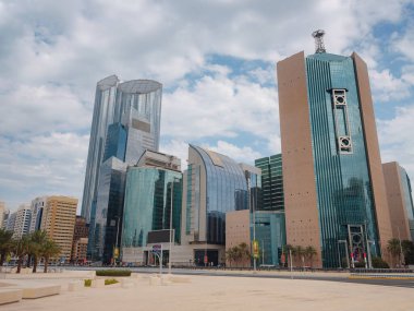 Abu Dabi, BAE - 19 Mart 2023: Modern Qasr al Hosn miras müzesi ve modern gökdelenler. Abu Dabi şehrinin ünlü simgeleri,