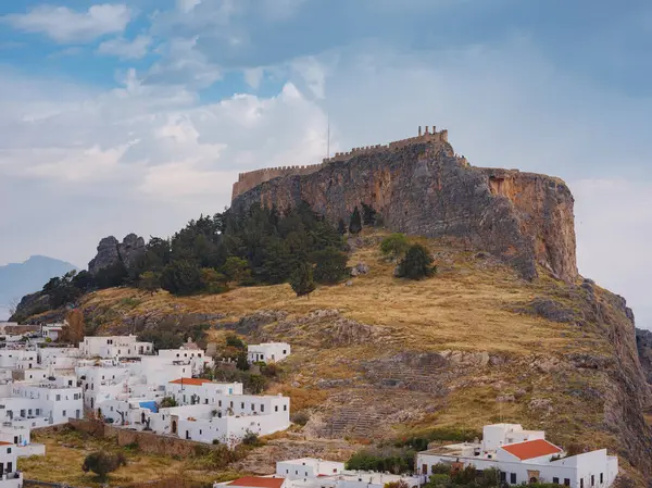 Yunanistan 'ın Lindos kenti bulutlu yaz gününde hava manzaralı, Rodos adasında beyaz evler, şehir manzaralı geleneksel Yunan mimarisi, ünlü tarihi eser ve turistik konsept