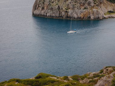 Anthony Quinn körfezi kristal berrak su ve Yunanistan 'ın Rodos adasında Luxurios yatıyla. Rhodes Adası 'nın en güzel plajı ve en popüler turistik mekanı. Deniz yolculuğu ve yaz cenneti konsepti