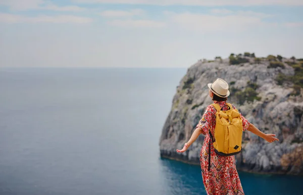 Donna Asiatica Cappello Guarda Viste Baia Azzurra Mare Mediterraneo Concetto — Foto Stock