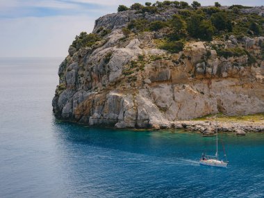 Anthony Quinn körfezi kristal berrak su ve Yunanistan 'ın Rodos adasında Luxurios yatıyla. Rhodes Adası 'nın en güzel plajı ve en popüler turistik mekanı. Deniz yolculuğu ve yaz cenneti konsepti