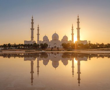 20 Mart 2023, Abu Dabi, BAE: Şeyh Zayed, Birleşik Arap Emirlikleri 'nin başkenti Abu Dabi' deki BAE 'nin en büyük camii. Dünyanın en büyük üçüncü camii. Gün batımında güzel bir fotoğraf