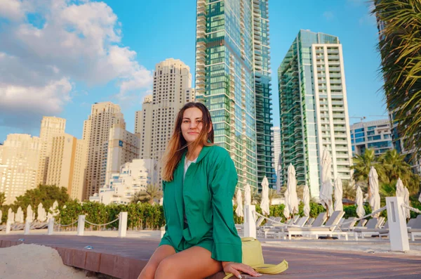 身穿绿色西服的年轻女子走在迪拜滨海区的街道上 阿拉伯联合酋长国之行概念 成功的出国 移居他国 工作签证的想法 — 图库照片