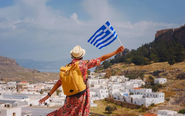Ung Resande Kvinna Med Nationell Grekisk Flagga Njuter Utsikt Över — Stockfoto