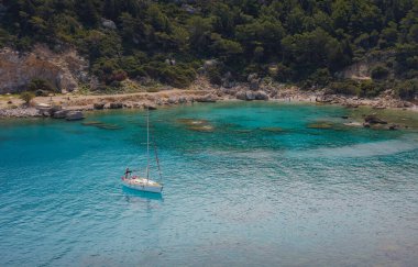 Anthony Quinn körfezi kristal berrak su ve Yunanistan 'ın Rodos adasında Luxurios yatıyla. Rhodes Adası 'nın en güzel plajı ve en popüler turistik mekanı. Deniz yolculuğu ve yaz cenneti konsepti