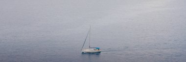 Anthony Quinn körfezi kristal berrak su ve Yunanistan 'ın Rodos adasında Luxurios yatıyla. Rhodes Adası 'nın en güzel plajı ve en popüler turistik mekanı. Deniz yolculuğu ve yaz cenneti konsepti