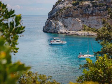 Anthony Quinn körfezi, Yunanistan 'ın Rodos adasında berrak suyla birlikte. Rhodes Adası 'nın en güzel kumsalı..