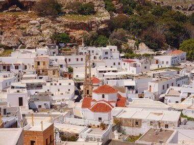Yunanistan 'ın Lindos kenti bulutlu yaz gününde hava manzaralı, Rodos adasında beyaz evler, şehir manzaralı geleneksel Yunan mimarisi, ünlü tarihi eser ve turistik konsept