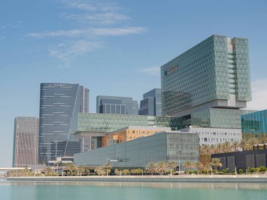 Abu Dabi, BAE - 19 Mart 2023: Al Maryah Adası 'ndaki Abu Dabi Skyline. Dört Mevsim Oteli veya Galleria Alışveriş Merkezi 'ni içeren birkaç gökdelen..