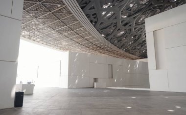 Abu Dabi, BAE - 21 Mart 2023: Louvre Müzesi Abu Dabi, Birleşik Arap Emirlikleri. Müzenin içi, Işık Kubbesi 'nin yansımalarını gösteriyor..