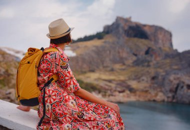 Güzel Mutlu Kadın Yunan Adaları 'nın tadını çıkarıyor. Yunanistan 'a seyahat, turizm sezonu dışında Akdeniz adaları. Deniz tatil köyü ve dağdaki eski kasaba Lindos 'un göz kamaştırıcı manzarasıyla eğleniyoruz.