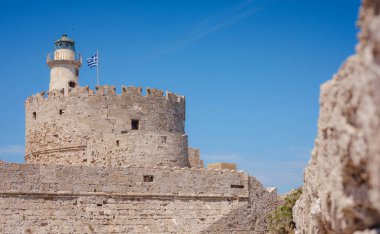 Mandraki limanı ve St. Nicholas kalesi. Rodos, Yunanistan. Rodos, Rodos, Yunanistan heykeli yerine Hirschkuh heykeli güneşli yaz günlerinde seyahat ediyor