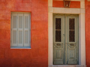 Pencereler, kapılar, Simi Adası 'ndaki eski evlerin balkonları. Yunanistan, Ege Denizi 'ndeki Rodos adalarından tatil yapıyor. Symi Körfezi 'ndeki renkli neoklasik evler. Tatil seyahat arkaplanı.