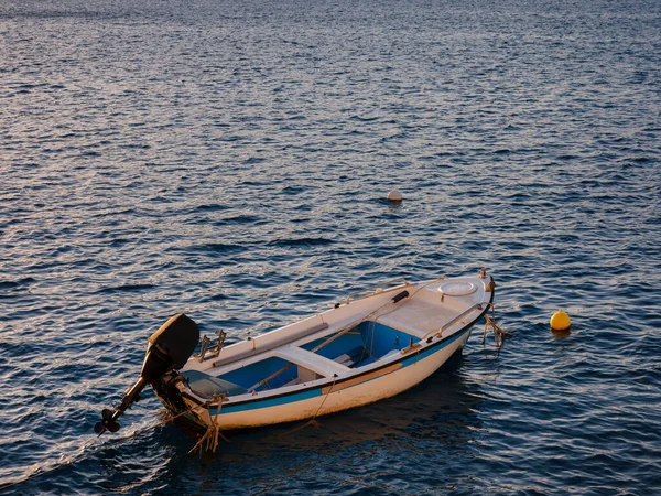 Symi Simi Adası Limanını Körfezdeki Küçük Balıkçı Teknelerini Ege Körfezi — Stok fotoğraf