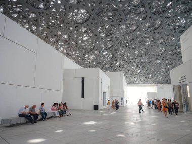 Abu Dabi, BAE - 21 Mart 2023: Louvre Müzesi Abu Dabi, Birleşik Arap Emirlikleri. Müzenin içi, Işık Kubbesi 'nin yansımalarını gösteriyor..