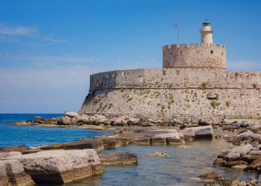 Mandraki limanı ve St. Nicholas kalesi. Rodos, Yunanistan. Rodos, Rodos, Yunanistan heykeli yerine Hirschkuh heykeli güneşli yaz günlerinde seyahat ediyor