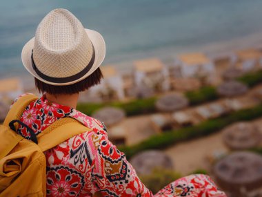 Güzel Mutlu Kadın Yunan Adaları 'nın tadını çıkarıyor. Yunanistan 'a seyahat, turizm sezonu dışında Akdeniz adaları. Deniz tatil köyü ve dağdaki eski kasaba Lindos 'un göz kamaştırıcı manzarasıyla eğleniyoruz.