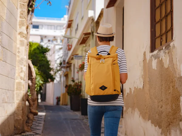 Yunanistan 'ın Rodos adasına yaz gezisi. Çizgili tişörtlü ve şapkalı genç Asyalı kadın Şövalyeler Kalesi 'nde yürüyor. Bayan gezgin Güney Avrupa 'yı ziyaret ediyor. Unesco Dünya Mirası Bölgesi