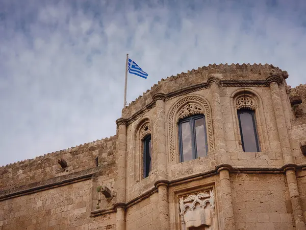 Gevel Van Een Oud Prachtig Gebouw Met Griekse Vlag Zonsondergang — Stockfoto