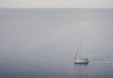 Anthony Quinn körfezi kristal berrak su ve Yunanistan 'ın Rodos adasında Luxurios yatıyla. Rhodes Adası 'nın en güzel plajı ve en popüler turistik mekanı. Deniz yolculuğu ve yaz cenneti konsepti