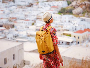 Güzel Mutlu Kadın Yunan Adaları 'nın tadını çıkarıyor. Yunanistan 'a seyahat, turizm sezonu dışında Akdeniz adaları. Deniz tatil köyü ve dağdaki eski kasaba Lindos 'un göz kamaştırıcı manzarasıyla eğleniyoruz.