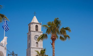 Symi Adası, Yunanistan. Yunanistan, Ege Denizi 'ndeki Rodos adalarından tatil yapıyor. Symi adasının rıhtımlarındaki saat kulesi. Tatil seyahat arkaplanı.