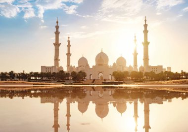 20 Mart 2023, Abu Dabi, BAE: Şeyh Zayed, Birleşik Arap Emirlikleri 'nin başkenti Abu Dabi' deki BAE 'nin en büyük camii. Dünyanın en büyük üçüncü camii. Gün batımında güzel bir fotoğraf